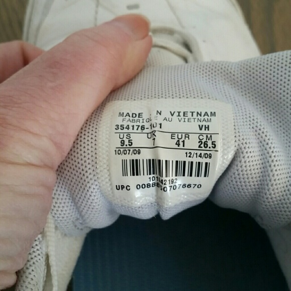 Nike tennis shoes 9.5 - Picture 3 of 4